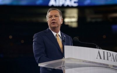 Le candidat républicain à la présidentielle, le gouverneur de l'Ohio John Kasich, pendant la conférence politique annuelle de l'AIPAC, à Washington, le 21 mars 2016. (Crédit : Alex Wong/Getty Images/AFP)
