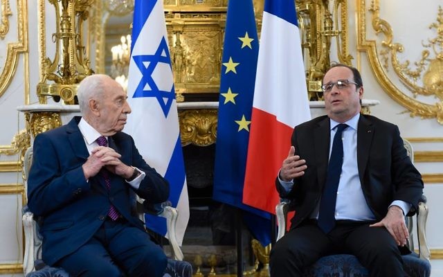 Shimon Peres et François Hollande au palais de l'Elysée le 25 mars 2016 (Crédit : Facebook/Shimon Peres שמעון פרס) Shimon Peres et François Hollande au palais de l'Elysée le 25 mars 2016 (Crédit : Facebook/Shimon Peres שמעון פרס)