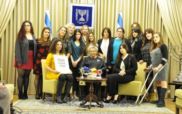 Nechama Rivlin avec des victimes d'agressions sexuelles, le 7 mars 2016 à Jérusalem (Crédit : Autorisation du porte-parole du président)