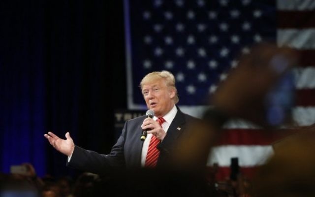 Le candidat républicain à la présidentielle Donald Trump s'adresse à ses partisans pendant un meeting au centre de convention de Tampa, en Floride, le 14 mars 2016. (Crédit : Brian Blanco/Getty Images/AFP) Le candidat républicain à la présidentielle Donald Trump s'adresse à ses partisans pendant un meeting au centre de convention de Tampa, en Floride, le 14 mars 2016. (Crédit : Brian Blanco/Getty Images/AFP)