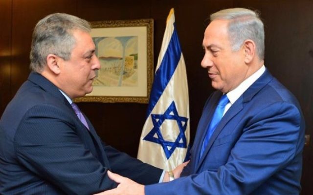 L'ambassadeur d'Egypte en Israël, Hazem Khairat (à gauche) avec le Premier ministre Benjamin Netanyahu à Jérusalem, le 29 février 2016. (Crédit : bureau du Premier ministre)