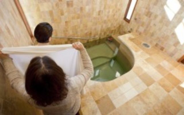L'immersion au mikvé est nécessaire pour les conversions orthodoxes et conservatrices, et fortement recommandée pour les conversions réformés. (Crédit : Mayyim Hayyim/Tom Kates via JTA)