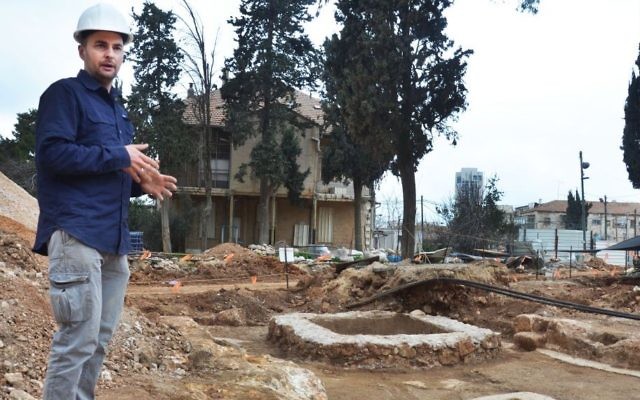 Le directeur de la fouille, Alex Wiegmann, aux côtés d'un ancien complexe découvert sur le site de l'ancienne base Schneller de Tsahal à Jérusalem. (Crédit : Israel Antiquities Authority) Le directeur de la fouille, Alex Wiegmann, aux côtés d'un ancien complexe découvert sur le site de l'ancienne base Schneller de Tsahal à Jérusalem. (Crédit : Israel Antiquities Authority)