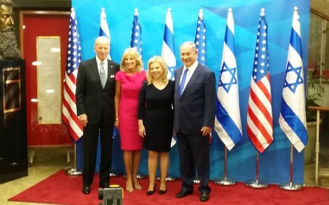 Les couples Biden et Netanyahu à Jérusalem, le 9 mars 2016 (Crédit : Raphael Ahren/Times of Israel) Les couples Biden et Netanyahu à Jérusalem, le 9 mars 2016 (Crédit : Raphael Ahren/Times of Israel)