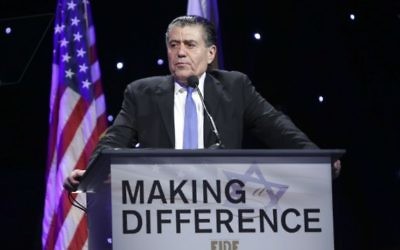 Haim Saban pendant le gala de la région ouest 2014 des Amis des forces de défense israéliennes au Beverly Hilton de Beverly Hills, en Californie, le 5 nvembre 2014. (Crédit : Tiffany Rose/WireImage) Haim Saban pendant le gala de la région ouest 2014 des Amis des forces de défense israéliennes au Beverly Hilton de Beverly Hills, en Californie, le 5 nvembre 2014. (Crédit : Tiffany Rose/WireImage)