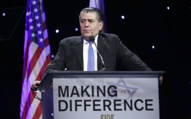 Haim Saban pendant le gala de la région ouest 2014 des Amis des forces de défense israéliennes au Beverly Hilton de Beverly Hills, en Californie, le 5 nvembre 2014. (Crédit : Tiffany Rose/WireImage) Haim Saban pendant le gala de la région ouest 2014 des Amis des forces de défense israéliennes au Beverly Hilton de Beverly Hills, en Californie, le 5 nvembre 2014. (Crédit : Tiffany Rose/WireImage)