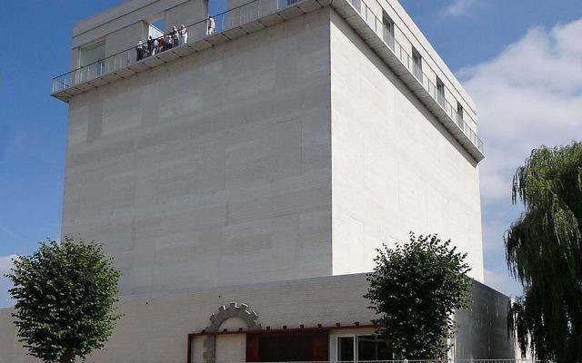 Mémorial et musée de la Shoah Kazerne Dossin, à Mechelen, en Belgique, le 6 septembre 2013. (Crédit : Travail personnel Hubert DENIES - CC BY-SA 3.0, via WikiCommons)