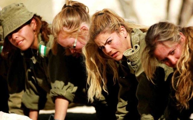 Des soldates font des pompes pendant un cours d'instructeur de l'infanterie, le 10 janvier 2000. (Crédit : Abir Sultan/unité des parte-paroles de l'armée/archives de l'armée)