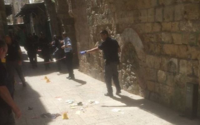 La police ferme une zone de la Vieille Ville de Jérusalem où une femme arabe a tenté de poignarder un groupe de la police des frontières le 8 mars 2016. (Crédit : police israélienne)