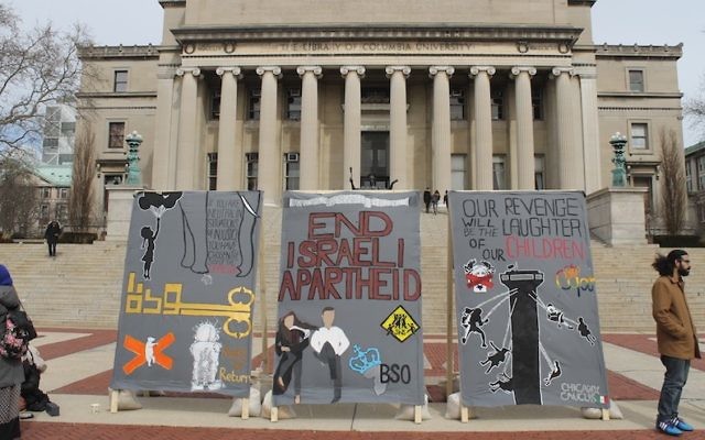 Des étudiants anti-israéliens de l'université Columbia érigent un faux "mur de l'apartheid" devant l’emblématique Low Library, pendant la Semaine contre l'apartheid israélien, le 3 mars 2016. Illustration. (Crédit : Uriel Heilman)