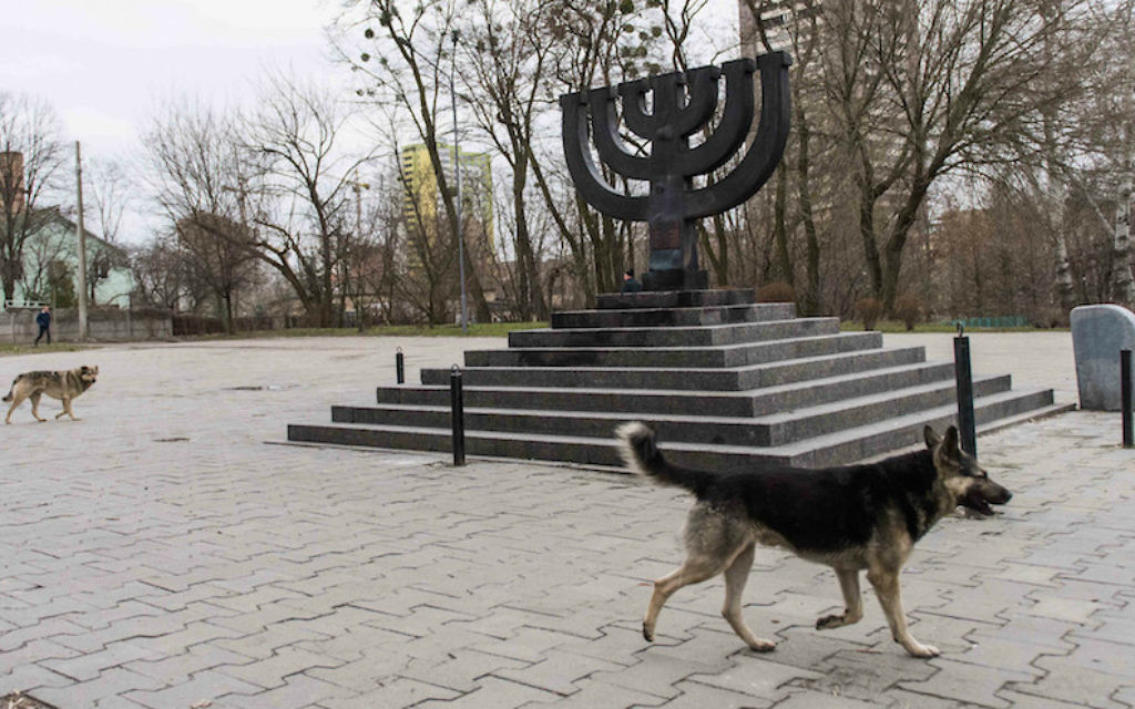 Des chiens errants près du monument de Babi Yar, le 14 mars 2016, à Kiev, où des nazis et des collaborateurs locaux ont assassinés 30 000 juifs en 1941. (Crédit : Cnaan Liphshiz/JTA)