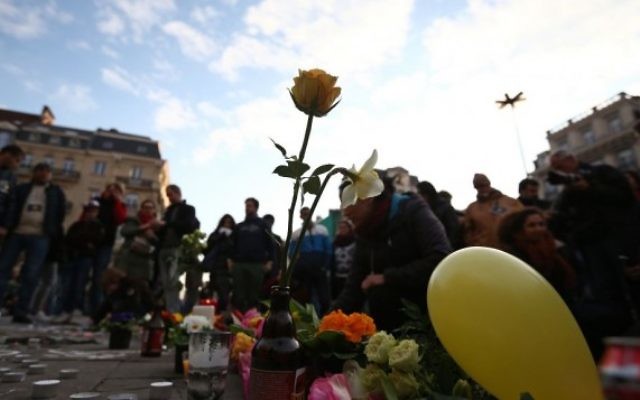 Mémorial en hommage aux victimes des attentats terroristes de Bruxelles, place de la Bourse, dans la capitale belge, le 22 mars 2016. (Crédit : Carl Court/Getty Images/JTA)