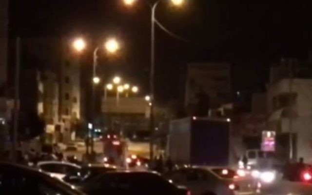 Affrontements dans le camp de réfugiés palestiniens de Qalandiya, en Cisjordanie, au nord de Jérusalem, dans la nuit du 29 février 2016. (Crédit : capture d'écran YouTube/Times of Israel)