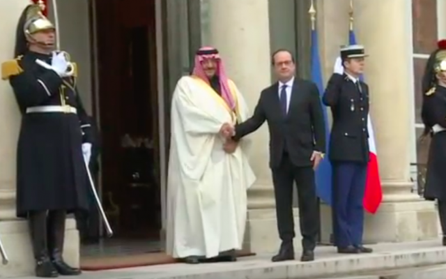 Mohammed ben Nayef et François Hollande à l'Élysée, le 4 mars 2016 (Crédit : Capture d’écran YouTube/AFP)a Mohammed ben Nayef et François Hollande à l'Élysée, le 4 mars 2016 (Crédit : Capture d’écran YouTube/AFP)a