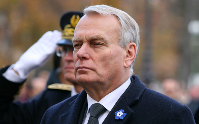 Jean-Marc Ayrault lors des cérémonies du 11 novembre 2012 (Crédit : Remi Jouan/Wikimedia Commons) Jean-Marc Ayrault lors des cérémonies du 11 novembre 2012 (Crédit : Remi Jouan/Wikimedia Commons)