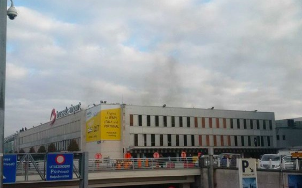 Suite à deux explosions à l'aéroport de Bruxelles, de la fumée s'élève du bâtiment, le 22 mars 216. (Crédit : capture d'écran Twitter/Declan Varley) Suite à deux explosions à l'aéroport de Bruxelles, de la fumée s'élève du bâtiment, le 22 mars 216. (Crédit : capture d'écran Twitter/Declan Varley)