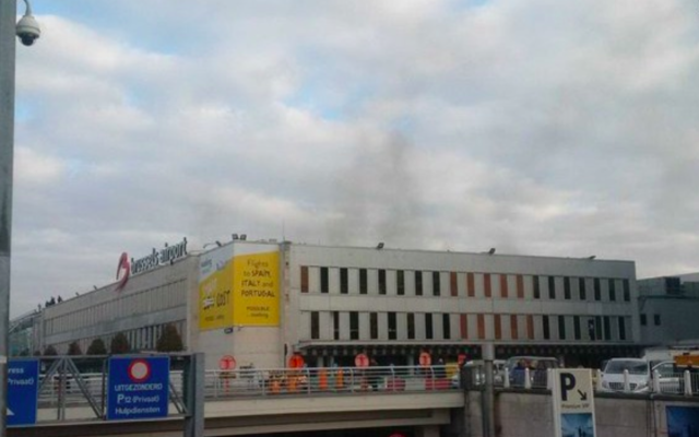 Suite à deux explosions à l'aéroport de Bruxelles, de la fumée s'élève du bâtiment, le 22 mars 216. (Crédit : capture d'écran Twitter/Declan Varley) Suite à deux explosions à l'aéroport de Bruxelles, de la fumée s'élève du bâtiment, le 22 mars 216. (Crédit : capture d'écran Twitter/Declan Varley)