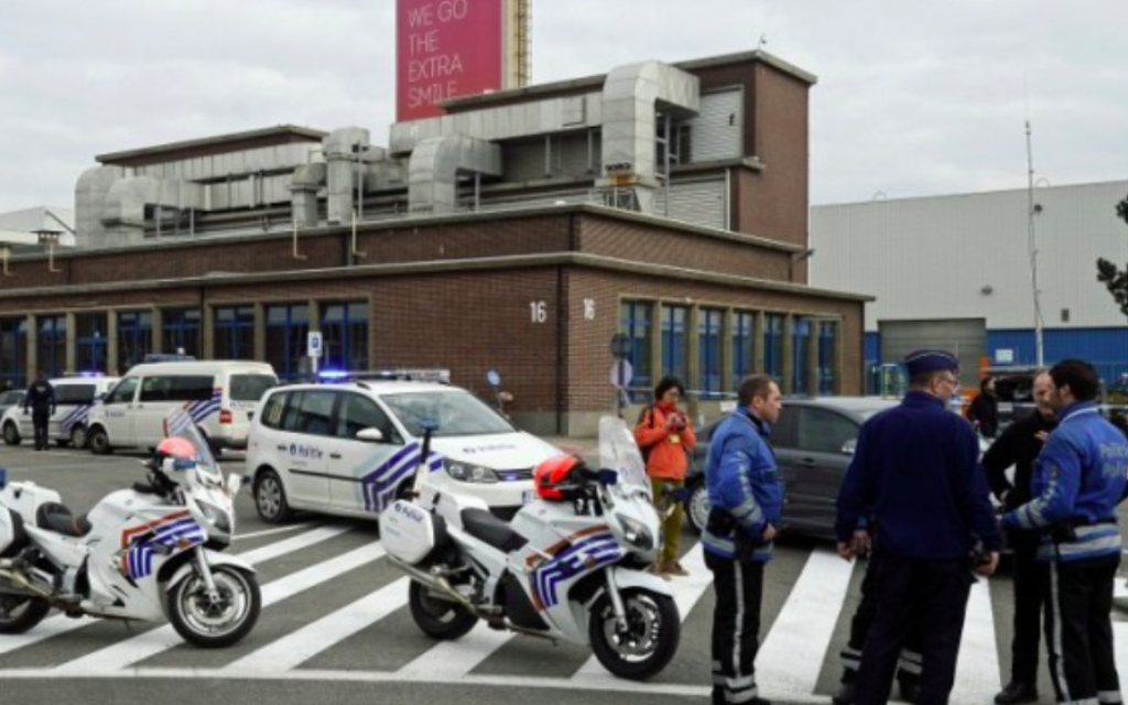 Les agents de police belges montent la garde à l'aéroport de Bruxelles, à Zaventem, le 22 mars 2016, après une série d'explosions qui a secoué l'aéroport de Bruxelles et une station de métro la ville. (Crédit : AFP / Belga / DIRK WAEM / Belgique OUT) Les agents de police belges montent la garde à l'aéroport de Bruxelles, à Zaventem, le 22 mars 2016, après une série d'explosions qui a secoué l'aéroport de Bruxelles et une station de métro la ville. (Crédit : AFP / Belga / DIRK WAEM / Belgique OUT)
