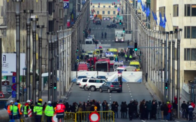 Le périmètre de la station de métro à Bruxelles après les attentats du 22 mars 2016 (Crédit : AFP / EMMANUEL DUNAND)