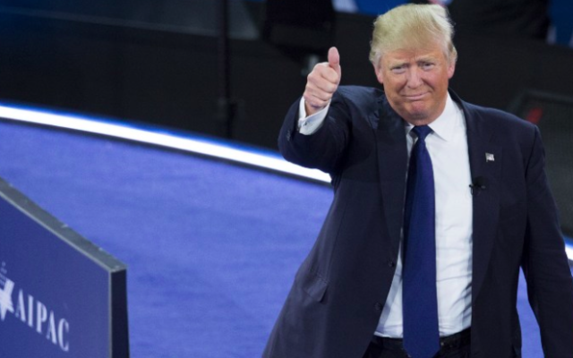 Le candidat républicain à la présidentielle américaine Donald Trump à son arrivée sur la scène de la conférence politique annuelle de l'AIPAC au centre Verizon de Washington, le 21 mars 2016. (Crédit : AFP/Saul Loeb) Le candidat républicain à la présidentielle américaine Donald Trump à son arrivée sur la scène de la conférence politique annuelle de l'AIPAC au centre Verizon de Washington, le 21 mars 2016. (Crédit : AFP/Saul Loeb)
