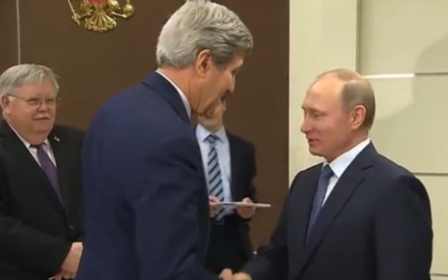 John Kerry (g) et Vladimir Poutine en mai 2015 (Crédit : capture d'écran Telegraph UK) John Kerry (g) et Vladimir Poutine en mai 2015 (Crédit : capture d'écran Telegraph UK)