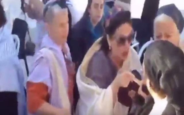 Des femmes tenant un service religieux au mur Occidental agressées par des juifs ultra-orthodoxes pendant les prières, à Jérusalem, le 29 février 2016. (Crédit : capture d'écran YouTube/Joel Alan Katz) Des femmes tenant un service religieux au mur Occidental agressées par des juifs ultra-orthodoxes pendant les prières, à Jérusalem, le 29 février 2016. (Crédit : capture d'écran YouTube/Joel Alan Katz)