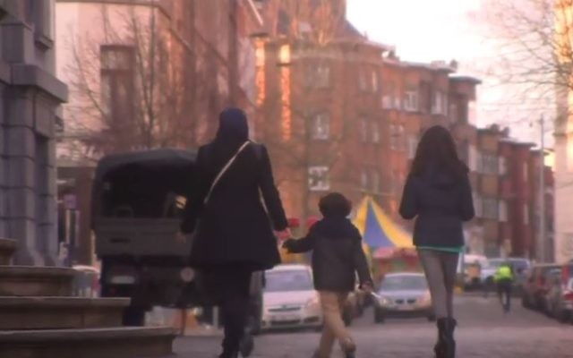 Le quartier de Molenbeek, à Bruxelles, après les attentats du 22 mars 2016. (Crédit : capture d'écran YouTube/Channel 4 News)