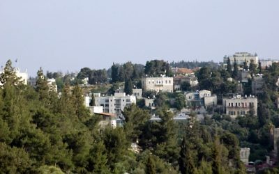 Une vue de l'enceinte grecque à Abu Tor depuis la Porte de Jaffa dans Vieille Ville (Crédit : Sue Surkes / Times of Israel)