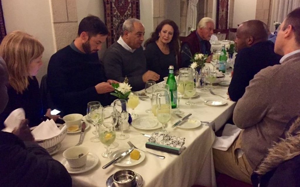 Les membres d'une délégation sud-africaine en train de diner avec Mohammad Darawshe (quatrième à gauche) à l'Hôtel American Colony à Jérusalem, en février 2016 (Crédit : Eliana Rudee) Les membres d'une délégation sud-africaine en train de diner avec Mohammad Darawshe (quatrième à gauche) à l'Hôtel American Colony à Jérusalem, en février 2016 (Crédit : Eliana Rudee)