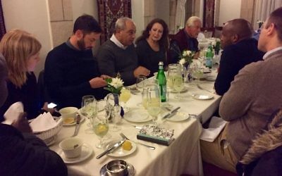 Les membres d'une délégation sud-africaine en train de diner avec Mohammad Darawshe (quatrième à gauche) à l'Hôtel American Colony à Jérusalem, en février 2016 (Crédit : Eliana Rudee)
