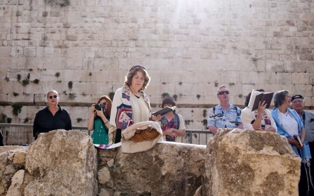 Anat Hoffman, présidente des Femmes du mur, lit la Torah devant le mur Occidental en mai 2011. (Crédit : Hadas Parush/Flash90) Anat Hoffman, présidente des Femmes du mur, lit la Torah devant le mur Occidental en mai 2011. (Crédit : Hadas Parush/Flash90)
