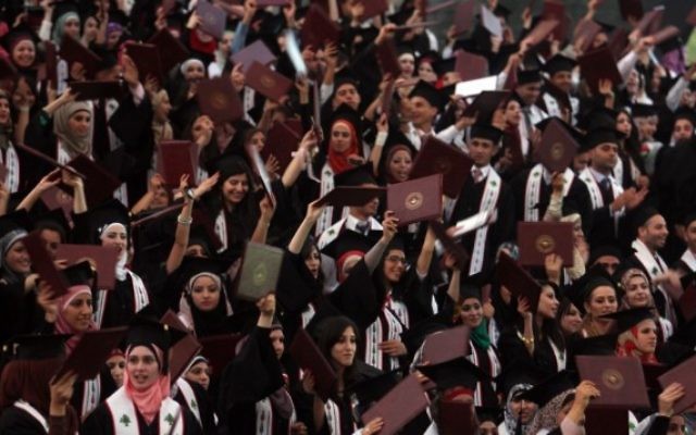 Etudiants palestiniens pendant la cérémonie de remise de diplômes à l'université Bir Zeit, le 18 mai 2012. (Crédit : Issam Rimawi/Flash90) Etudiants palestiniens pendant la cérémonie de remise de diplômes à l'université Bir Zeit, le 18 mai 2012. (Crédit : Issam Rimawi/Flash90)