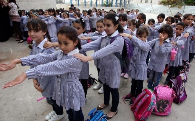 Des écolières palestiniennes le jour de la rentrée scolaire à Ramallah, en Cisjordanie, le 25 août 2013. (Crédit : Issam Rimawi/Flash90) Des écolières palestiniennes le jour de la rentrée scolaire à Ramallah, en Cisjordanie, le 25 août 2013. (Crédit : Issam Rimawi/Flash90)