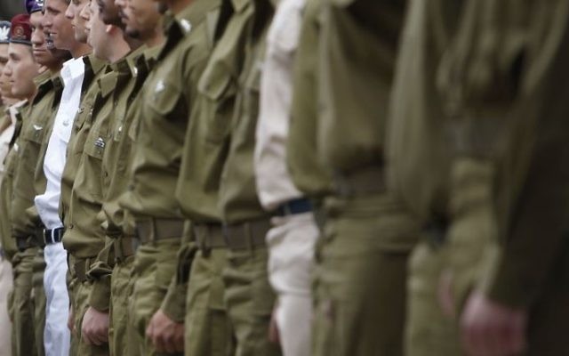 Les soldats de Tsahal lors d'une cérémonie (Crédit : Miriam Alster / Flash90)