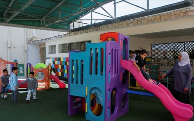 De jeunes enfants sur une aire de jeu du jardin d'enfants du couvent des sœurs comboniennes dans le quartier de Ras Al-Amud de Jérusalem est, le 19 mai 2014. (Illustration, crédit : Miriam Alster/FLASH90)