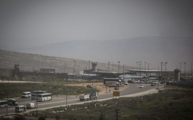 Le checkpoint de Qalandiya, près de la zone industrielle d'Atarot, entre Jérusalem Est et la Cisjordanie, le 7 avril 2015. (Crédit : Hadas Parush/Flash90) Le checkpoint de Qalandiya, près de la zone industrielle d'Atarot, entre Jérusalem Est et la Cisjordanie, le 7 avril 2015. (Crédit : Hadas Parush/Flash90)