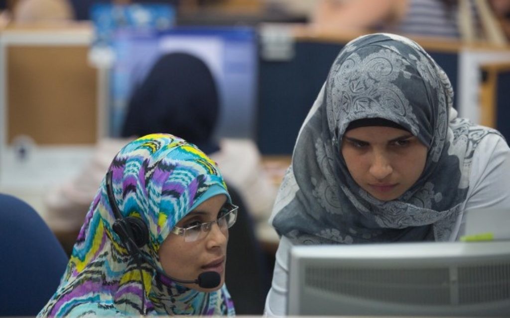 Des Israéliennes bédouines au service client de Bezeq, le 27 juillet 2015. Le centre d'appel est situé dans une mosquée, dans la ville arabe de Hurra. Les femmes ont été embauchées via le centre d'emploi Rayan de Rahat. Les experts en emploi veulent se concentrer sur des carrières de qualité, en plus des emplois non qualifiés. (Crédit : Miriam Alster/Flash90)