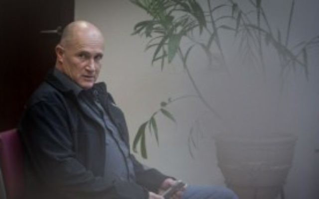 Le directeur de l'unité anti-corruption de la police Lahav 433, Roni Rittman, arrive au département des investigations sur la police, à Jérusalem, en décembre 2015 (Crédit : Hadas Parush/Flash90) Le directeur de l'unité anti-corruption de la police Lahav 433, Roni Rittman, arrive au département des investigations sur la police, à Jérusalem, en décembre 2015 (Crédit : Hadas Parush/Flash90)
