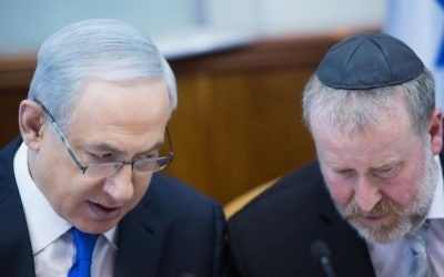 Le Premier ministre Benjamin Netanyahu (à gauche) avec Avichai Mandelblit, alors secrétaire du cabinet, pendant une réunion du cabinet à Jérusalem, le 20 décembre 2015. (Crédit : Yonatan Sindel/Flash90) Le Premier ministre Benjamin Netanyahu (à gauche) avec Avichai Mandelblit, alors secrétaire du cabinet, pendant une réunion du cabinet à Jérusalem, le 20 décembre 2015. (Crédit : Yonatan Sindel/Flash90)