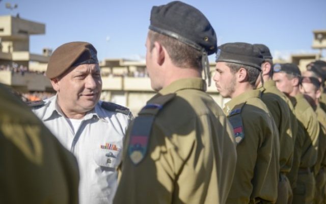 Le chef d'Etat-major Gadi Eizenkot pendant une cérémonie pour les officiers de l'armée israélienne, le 24 février 2016. (Crédit : porte-parole de l'armée israélienne) Le chef d'Etat-major Gadi Eizenkot pendant une cérémonie pour les officiers de l'armée israélienne, le 24 février 2016. (Crédit : porte-parole de l'armée israélienne)
