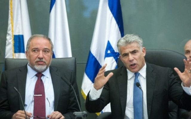 Yair Lapid, dirigeant du parti centriste Yesh Atid, à droite, et Avigdor Liberman, dirigeant du parti de droite Yisrael Beytenu, pendant une conférence commune à la Knesset, le 29 février 2016. (Crédit : Miriam Alster/FLASH90) Yair Lapid, dirigeant du parti centriste Yesh Atid, à droite, et Avigdor Liberman, dirigeant du parti de droite Yisrael Beytenu, pendant une conférence commune à la Knesset, le 29 février 2016. (Crédit : Miriam Alster/FLASH90)