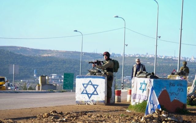 Un soldat des forces de sécurité israélienne près de la scène d'une attaque terroriste près de l'intersection de Gush Etzion en Cisjordanie le 4 mars 2016 (Crédit : Gershon Elinson / Flash90)