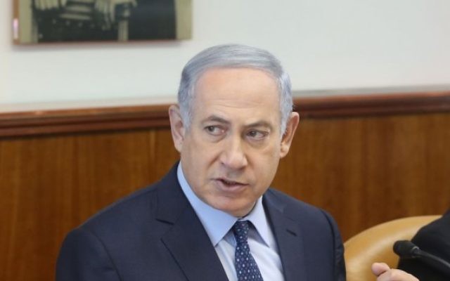 Le Premier ministre Benjamin Netanyahu pendant la réunion hebdomadaire du gouvernement dans ses bureaux, à Jérusalem, le 6 mars 2016. (Crédit : Marc Israel Sellem/POOL)