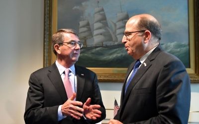 Le secrétaire américain de la Défense, Ashton Carter, à gauche, parle avec Moshe Yaalon au Pentagone le 14 mars, 2016 (Crédit : Ariel Hermione / Ministère de la Défense)