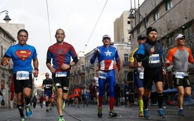 Des participants au 6e marathon de Jérusalem, le 18 mars 2016 (Crédit : Nati Shohat/Flash90)
