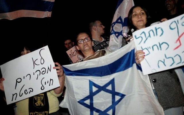 Des soutiens manifestent devant le camp de Tzrifin, où un soldat israélien est détenu pour avoir tiré sur et abattu un Palestinien, le 26 mars 2016. (Crédit : Tomer Neuberg/Flash90) Des soutiens manifestent devant le camp de Tzrifin, où un soldat israélien est détenu pour avoir tiré sur et abattu un Palestinien, le 26 mars 2016. (Crédit : Tomer Neuberg/Flash90)
