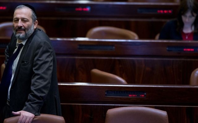 Le ministre de l'Intérieur Aryeh Deri à la Knesset le 28 mars 2016 (Crédit : Yonatan Sindel / Flash90)