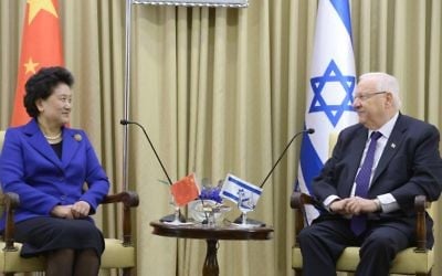 Rencontre entre le président Reuven Rivlin et la vice-Première ministre chinoise Liu Yandong, à la résidence du président, le 29 mars 2016 à Jérusalem (Crédit : Mark Neyman/GPO)