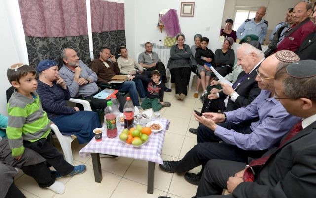 Le président Reuven Rivlin lors d'une visite de condoléances à la famille endeuillée de l'officier réserviste Eliav Gelman le 29 février 2016 (Crédit : Mark Neiman / GPO) Le président Reuven Rivlin lors d'une visite de condoléances à la famille endeuillée de l'officier réserviste Eliav Gelman le 29 février 2016 (Crédit : Mark Neiman / GPO)