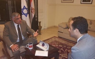 L'ambassadeur d'Israël en Egypte Haim Koren parle avec Akram Shaaban de la BBC en arabe , le 1er mars  2016  (Photo:  Page Facebook de l'ambassade d'Israël)